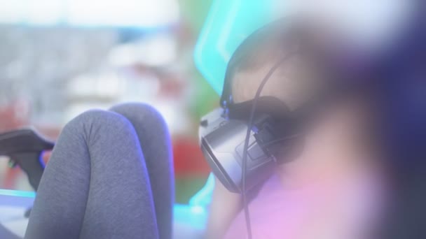 Fille dans un casque de réalité virtuelle — Video