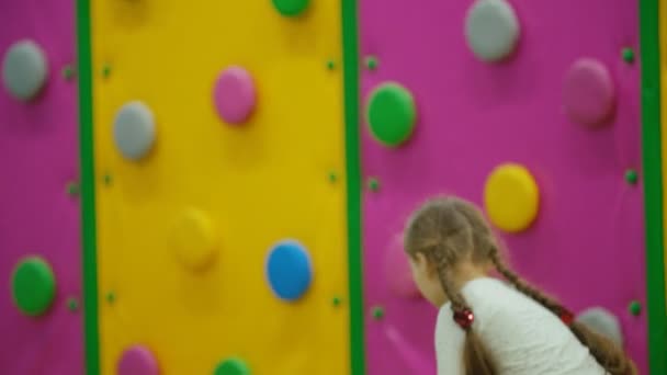 Fille jouer avec des cubes doux — Video