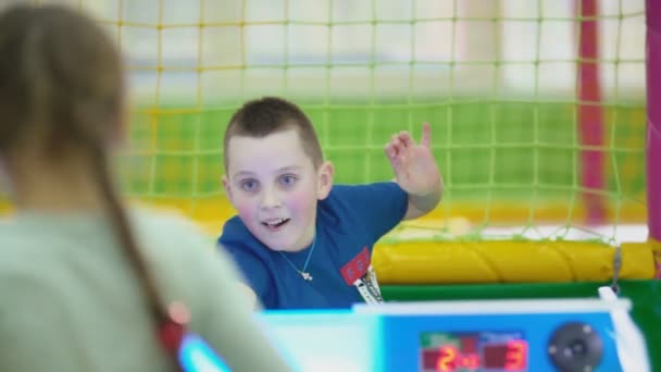 Niño jugando juego de mesa de primer plano — Vídeo de stock