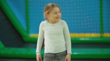 Trambolinde zıplayan küçük kız