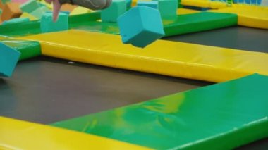 Trambolinde zıplayan küçük kız