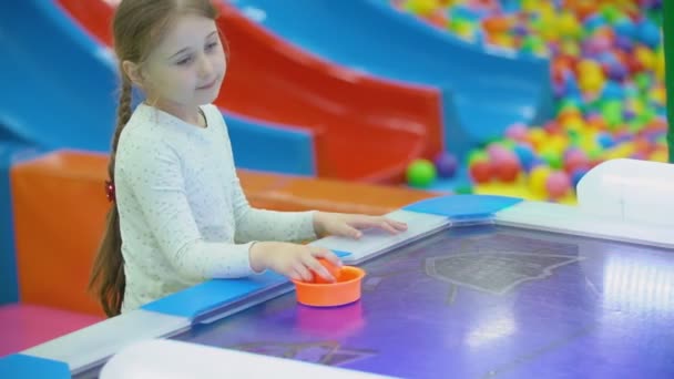 Dívka si hraje desková hra — Stock video