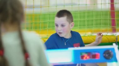 çocuk masa oyunu yakın çekim oynuyor