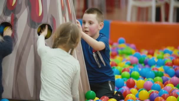 Enfants jouent avec des balles colorées — Video