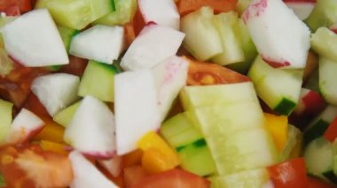 dilimlenmiş salatalık, domates ve turp