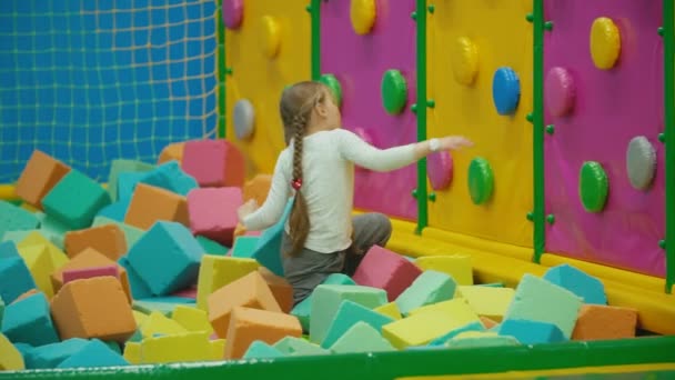 Menina sobe a parede de escalada — Vídeo de Stock