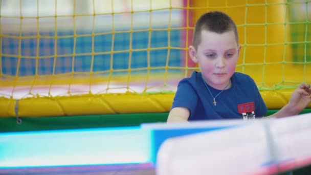 Niño jugando juego de mesa de primer plano — Vídeos de Stock