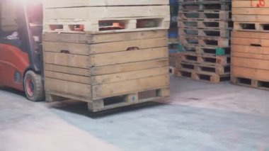 elma ile büyük kutular yükleme yükleyici