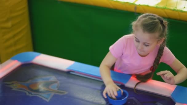 Chica jugando un tablero juego — Vídeos de Stock