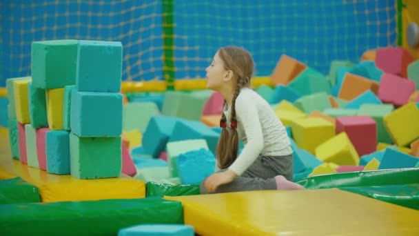 Meisje spelen met zachte kubussen — Stockvideo