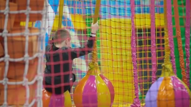 Rapaz a brincar no parque infantil — Vídeo de Stock