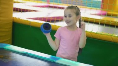 Kız bir masa oyunu oynamak