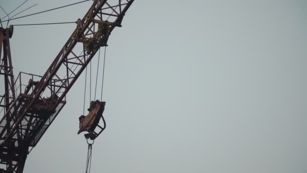 Trabajos de grúa en una obra de construcción — Vídeo de stock