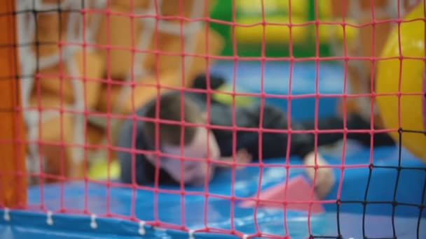 Rapaz a brincar no parque infantil — Vídeo de Stock