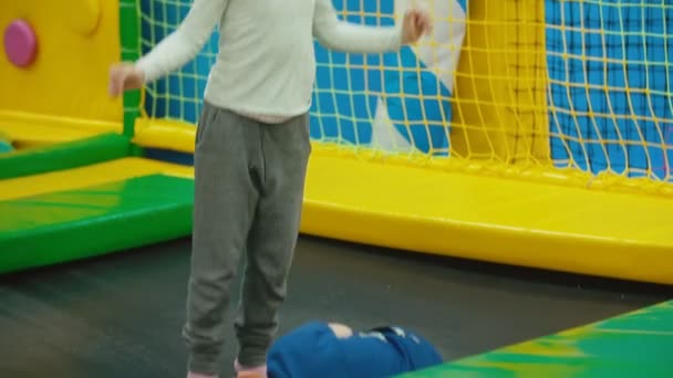 Klein meisje springen op trampoline — Stockvideo