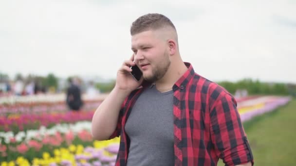 Facet rozmawiający przez telefon. — Wideo stockowe