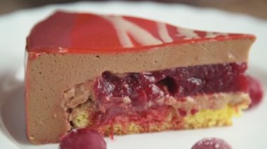 bir tabakta kek bir parça