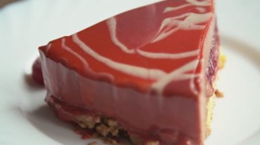 bir tabakta kek bir parça