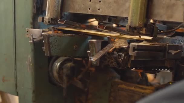 Nagel platen op een machine voor de productie van houten kisten — Stockvideo