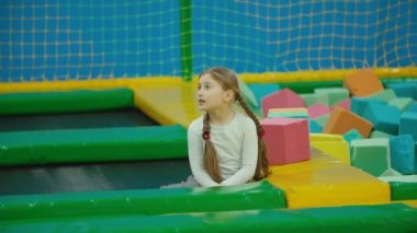 Trambolinde zıplayan küçük kız