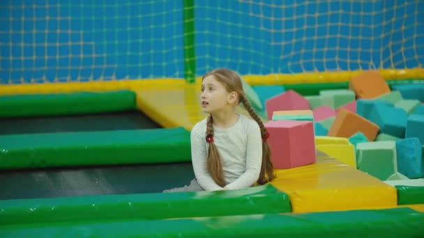 Niña saltando en trampolín — Vídeo de stock