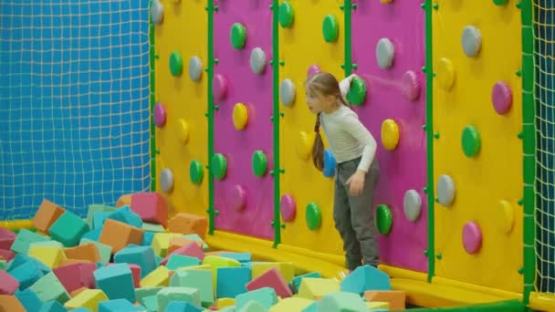 Mädchen erklettert die Kletterwand — Stockvideo