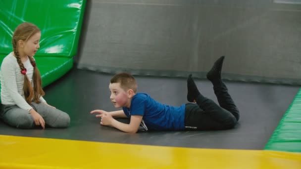 Çocuklar trambolin üzerinde atlama vardır — Stok video