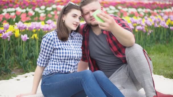 Casal jovem fazendo selfie — Vídeo de Stock