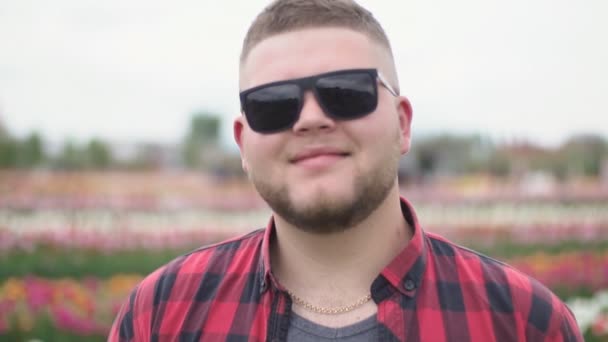 Retrato de un tipo con gafas de sol — Vídeos de Stock