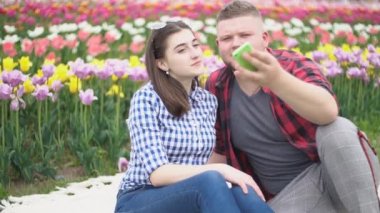 Genç bir çift selfie çekiyor.