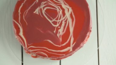 ayna krema ile kırmızı mus kek