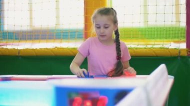 Kız bir masa oyunu oynamak