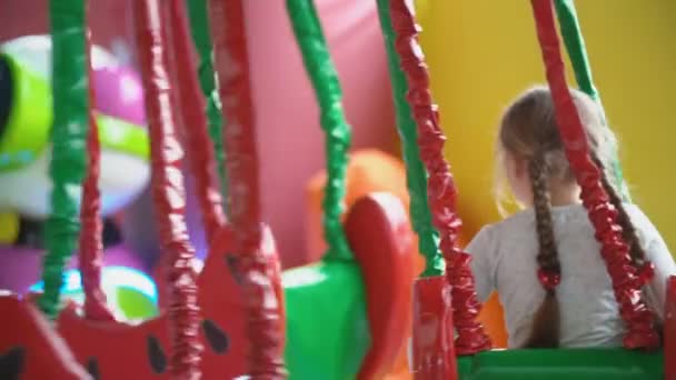 Fille promenades sur le carrousel — Video