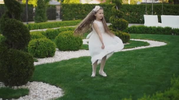 Kleines Mädchen im weißen Kleid — Stockvideo