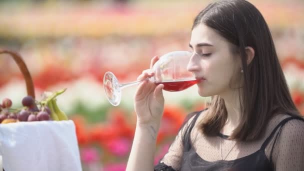 Chica bebiendo vino sentado a la mesa — Vídeos de Stock