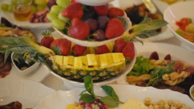 tatlılar ve meyve bir tabak