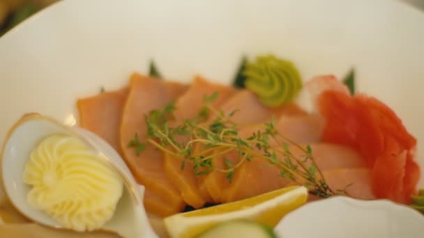 Prato de peixe na mesa — Vídeo de Stock