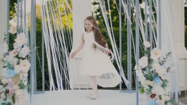 Niña en vestido blanco — Vídeos de Stock