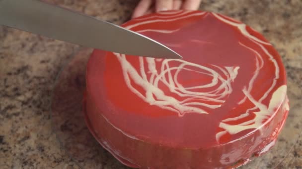 Skära en kaka med en stor kniv — Stockvideo