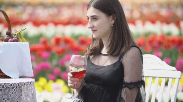 Mädchen trinkt Wein am Tisch — Stockvideo