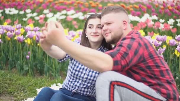 Νεαρό ζευγάρι βγάζει σέλφι — Αρχείο Βίντεο