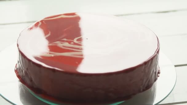 Червоний мус торт з дзеркальним глазур'ю — стокове відео