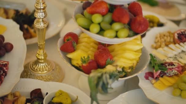 Ein Teller mit Süßigkeiten und Obst — Stockvideo