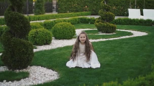 Маленька дівчинка в білій сукні — стокове відео