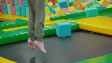 Trambolinde zıplayan küçük kız