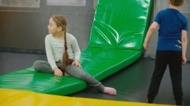 Çocuklar trambolin üzerinde atlama vardır