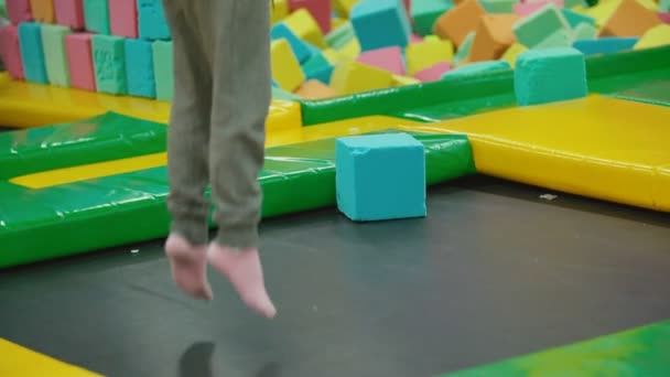Mała dziewczynka skacze na trampolinie — Wideo stockowe
