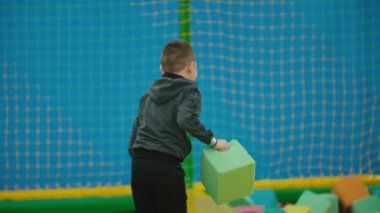 çocuklar yumuşak küpler ile oynamak