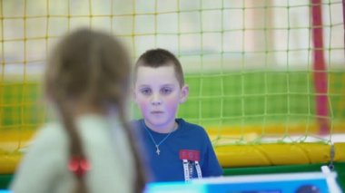 çocuk masa oyunu yakın çekim oynuyor