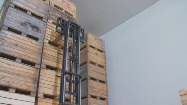 elma ile büyük kutular yükleme yükleyici